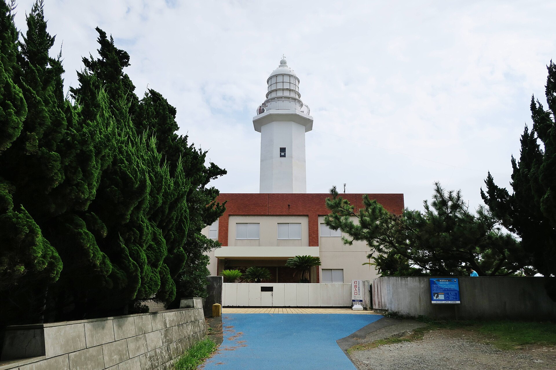 野島埼灯台と周辺の海岸（日中）