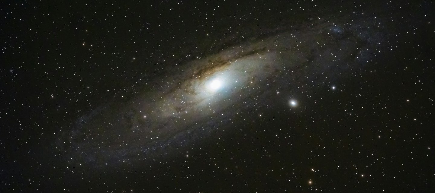 満天の星空と天の川の情景